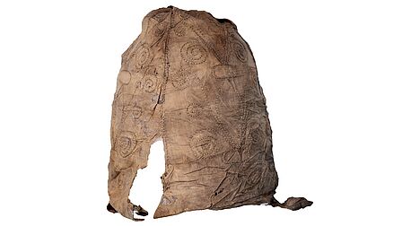 Een reconstructie van een slaapmuts van zijde.