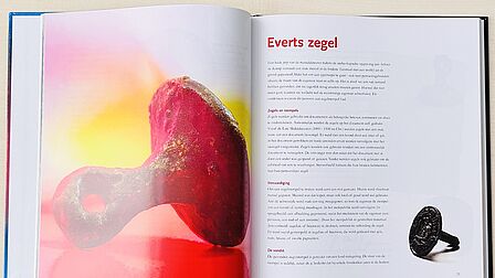 Bladzijde uit het boek Goed Gevonden, met een afbeelding van een zegelstempel