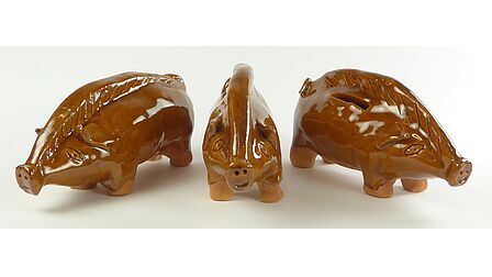 3 geglazuurde varkentjes van aardewerk.