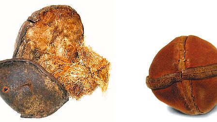 2 ballen van leer, de ene is kapot, de andere is heel