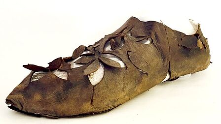Een reconstructie van een leren sandaal.