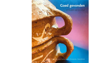 De voorkant van het boek Goed Gevonden. Op de omslag staat een kruik met handvatten, en de tekst Goed gevonden, 40 Vondsten met een verhaal, Centrum voor Archeologie, Gemeente Amersfoort.