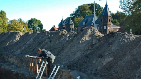 Opgraafwerkzaamheden nabij de Koppelpoort in Amersfoort.
