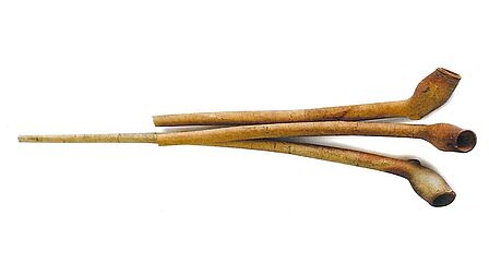 3 pijpen van aardewerk.