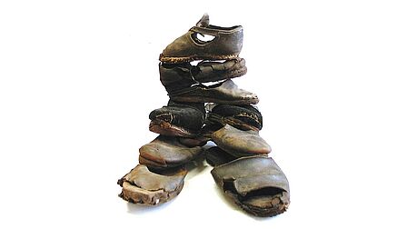 Een stapel schoenen.