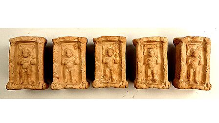 5 beeldjes van het kribje met het kindje Jezus.