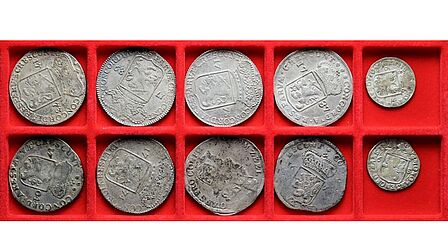Een doosje met 10 zilveren munten.